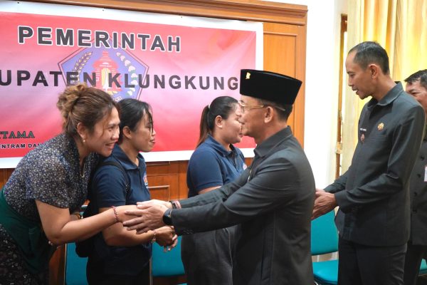 bekali-dua-keberangkatan-pmi-bupati-satria-berikan-motivasi-pergi-bawa-semangat-pulang-bawa-kesuksesan