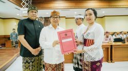Bupati Adi Arnawa Serahkan Sk 25 Kepala Sekolah, Tekankan Integritas dan Peningkatan Mutu Pendidikan