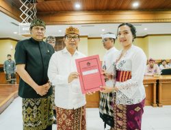 Bupati Adi Arnawa Serahkan Sk 25 Kepala Sekolah, Tekankan Integritas dan Peningkatan Mutu Pendidikan