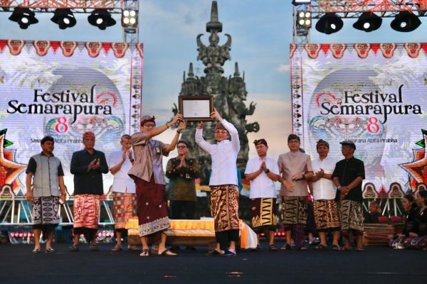 festival-semarapura-ke-8-resmi-dibuka-bupati-satria-dorong-penguatan-ekonomi-kreatif-dan-pelestarian-budaya