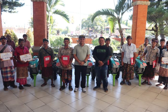 genjot-kemandirian-pangan-bupati-sutjidra-serahkan-bantuan-5-traktor-dan-1-miliar-rehabilitasi-irigasi-tersier