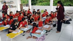 Kegiatan “Saturday English” Latih Mental Mengajar Mahasiswa di Taman Baca Saraswati