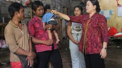 kunjungi-balita-berisiko-stunting-ketua-forum-puspa-ny-seniasih-giri-prasta-titipkan-kader-posyandu-kawal-tumbuh-kembang-bayi