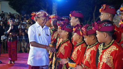 lestarikan-seni-budaya-bali-gubernur-koster-hadiah-rp-50-juta-untuk-dua-sanggar-seni-tari-dan-tabuh-di-buleleng