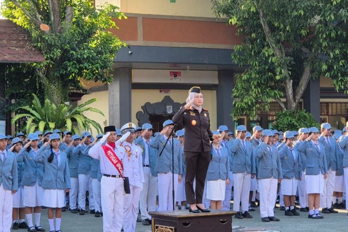 menanam-integritas-sejak-dini-kajari-karangasem-ingatkan-siswa-jauhi-kenakalan-dan-bullying