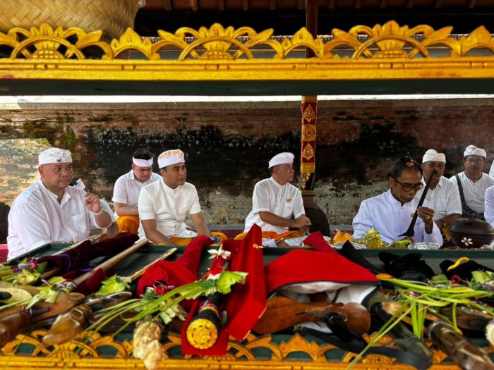 menjaga-tuah-di-ujung-bilah-delapan-keris-pusaka-karangasem-disucikan-saat-tumpek-landep