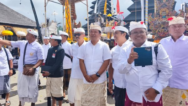pemkab-bangli-gelar-bhakti-penganyar-di-pura-agung-besakih-serangkaian-karya-ida-betara-turun-kabeh