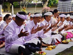 Peringati Hari Puputan Ke-118 dan HUT Kota Semarapura Ke-34, Pemkab Klungkung Sembahyang Bersama di Pura Jagatnatha