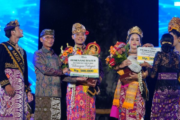 putu-orlon-dan-ni-luh-komang-chika-dinobatkan-sebagai-jegeg-bagus-klungkung-2026