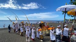 ribuan-krama-desa-adat-buleleng-ikuti-melasti-89-sarad-iringi-prosesi-sakral-ke-pura-segara