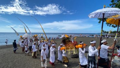 ribuan-krama-desa-adat-buleleng-ikuti-melasti-89-sarad-iringi-prosesi-sakral-ke-pura-segara