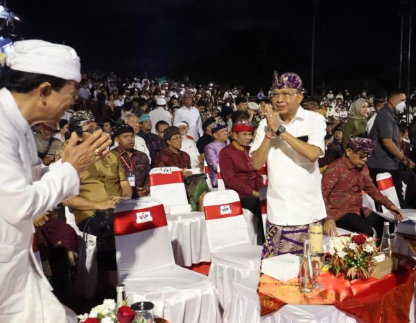 ribuan-umat-menko-pmk-dan-gubernur-koster-serukan-harmoni-ditengah-kebisingan-global-pada-dharma-santi-nyepi-1948