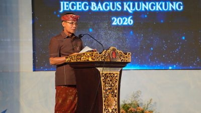 tampilkan-keindahan-endek-klungkung-bupati-satria-hadiri-fashion-night-finalis-jegeg-bagus-2026