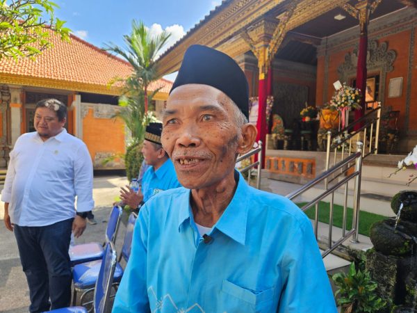Dari Motor Tua dan Tabungan Receh, Ahmad Nung Menjemput Mekkah di Usia 75
