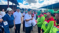 bupati-adi-arnawa-serahkan-paket-sembako-kepada-petugas-kebersihan-dlhk-badung