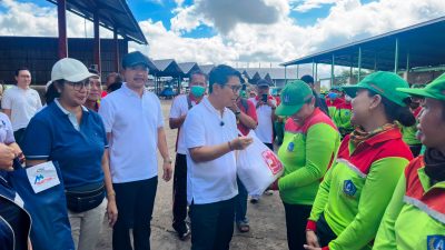 bupati-adi-arnawa-serahkan-paket-sembako-kepada-petugas-kebersihan-dlhk-badung