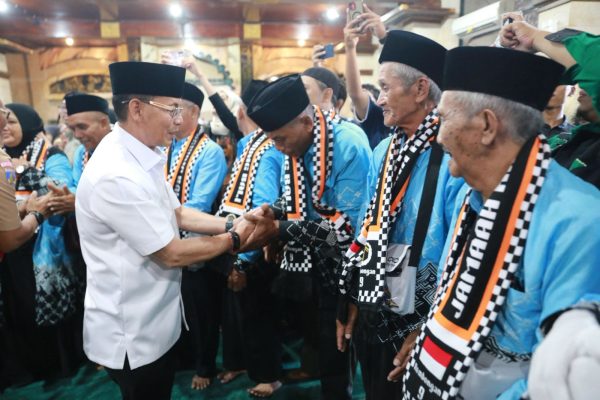 bupati-satria-lepas-keberangkatan-jemaah-haji-klungkung-2026