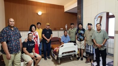 Demer Jenguk Ketua DPD II Golkar Gianyar di RSU Bintang