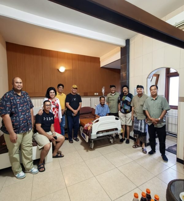 demer-jenguk-ketua-dpd-ii-golkar-gianyar-di-rsu-bintang