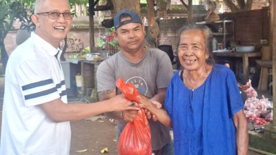 senyum-bahagia-masyarakat-terima-daging-babi-sambut-hari-raya-galungan-dan-kuningan