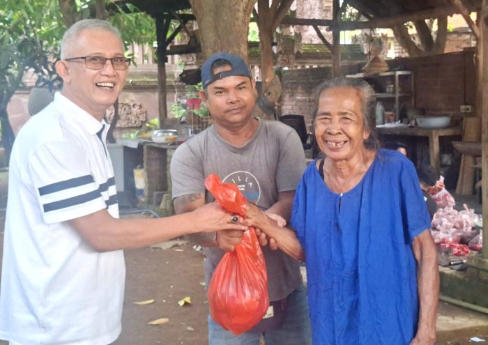 senyum-bahagia-masyarakat-terima-daging-babi-sambut-hari-raya-galungan-dan-kuningan