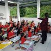 Kegiatan “Saturday English” Latih Mental Mengajar Mahasiswa di Taman Baca Saraswati