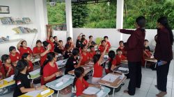 Kegiatan “Saturday English” Latih Mental Mengajar Mahasiswa di Taman Baca Saraswati