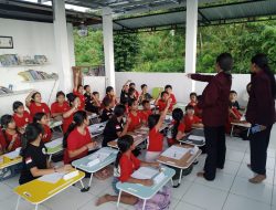Kegiatan “Saturday English” Latih Mental Mengajar Mahasiswa di Taman Baca Saraswati