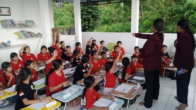Kegiatan “Saturday English” Latih Mental Mengajar Mahasiswa di Taman Baca Saraswati