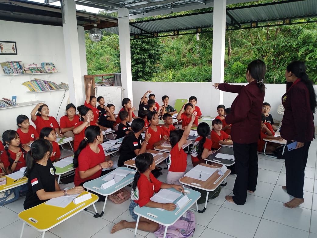 Kegiatan “Saturday English” Latih Mental Mengajar Mahasiswa di Taman Baca Saraswati