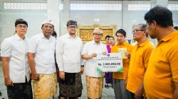 bupati-adi-arnawa-dan-wabup-adi-sucipta-turun-langsung-salurkan-bansos-hari-raya-waisak-untuk-umat-buddha