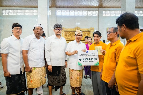 bupati-adi-arnawa-dan-wabup-adi-sucipta-turun-langsung-salurkan-bansos-hari-raya-waisak-untuk-umat-buddha
