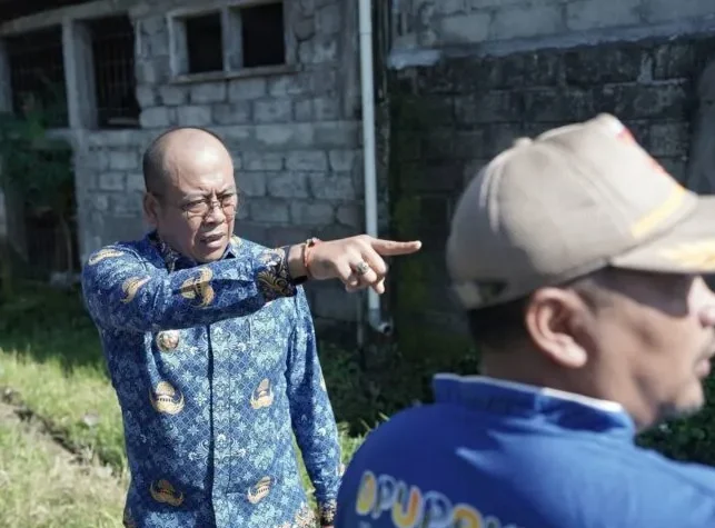 bupati-karangasem-tinjau-jalan-rusak-di-kecamatan-selat-perbaikan-darurat-langsung-dilakukan