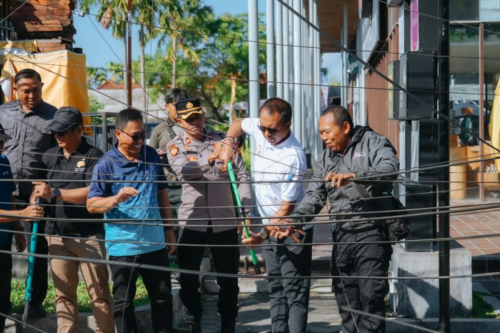 ciptakan-estetika-wilayah-pemkab-badung-kembali-turunkan-kabel-provider-tidak-aktif