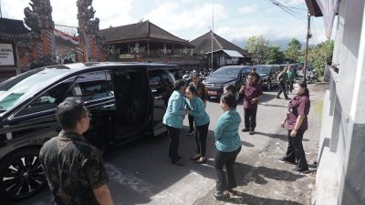 dampingi-aksi-sosial-tp-pkk-provinsi-bali-ny-mas-parwata-apresiasi-bantuan-dan-gelorakan-pengelolaan-sampah-berbasis-sumber-di-karangasem