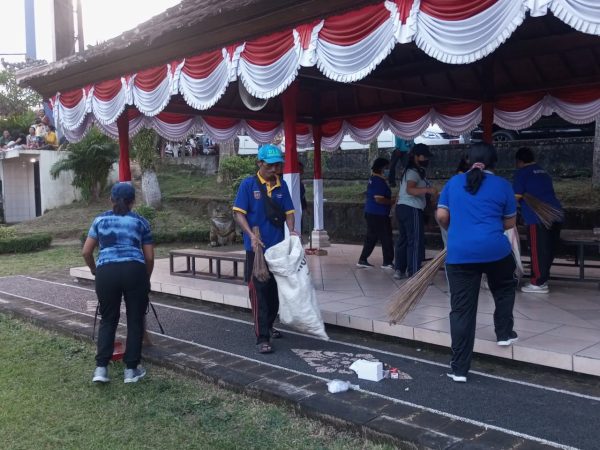 di-balik-gemerlap-festival-ada-tangan-tangan-yang-menjaga-amlapura-tetap-bersih