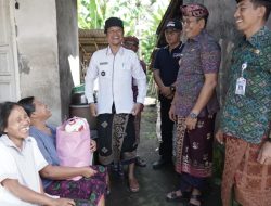 Di Tengah Monev Infrastruktur, Bupati Karangasem Sisihkan Waktu Berbagi Sembako untuk Warga Rendang