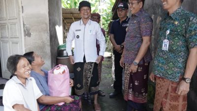 di-tengah-monev-infrastruktur-bupati-karangasem-sisihkan-waktu-berbagi-sembako-untuk-warga-rendang