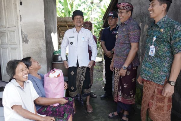 di-tengah-monev-infrastruktur-bupati-karangasem-sisihkan-waktu-berbagi-sembako-untuk-warga-rendang
