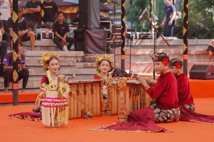 duta-kabupaten-badung-memukau-di-ajang-wimbakara-gender-wayang-pkb-xlviii