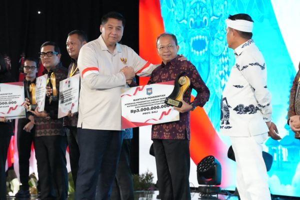 gubernur-koster-sukses-bawa-bali-raih-penghargaan-terbaik-i-nasional-penurunan-kemiskinan-dan-stunting