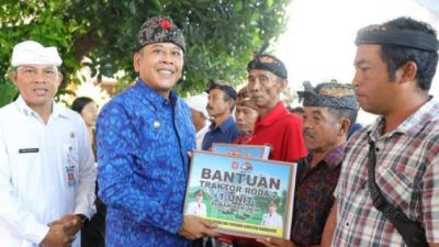 gus-par-salurkan-traktor-dan-irigasi-dorong-produktivitas-petani-karangasem