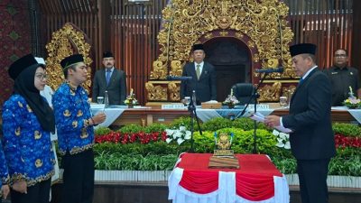 gus-par-serahkan-sk-kepada-103-pns-baru-tekankan-integritas-dan-inovasi-digital-asn