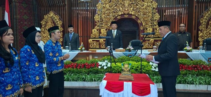 gus-par-serahkan-sk-kepada-103-pns-baru-tekankan-integritas-dan-inovasi-digital-asn