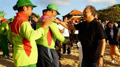 hari-lingkungan-hidup-sedunia-gubernur-koster-pimpin-korve-bersih-sampah-di-pantai-samuh