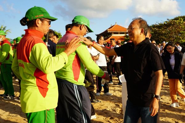 Hari Lingkungan Hidup Sedunia, Gubernur Koster Pimpin Korve Bersih Sampah di Pantai Samuh