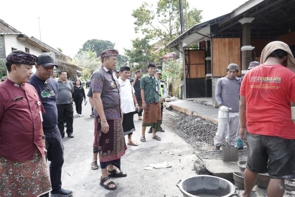 kebut-infrastruktur-rendang-bupati-gus-par-turun-langsung-pastikan-pengerjaan-tiga-ruas-jalan-di-kecamatan-rendang-mendahului-target