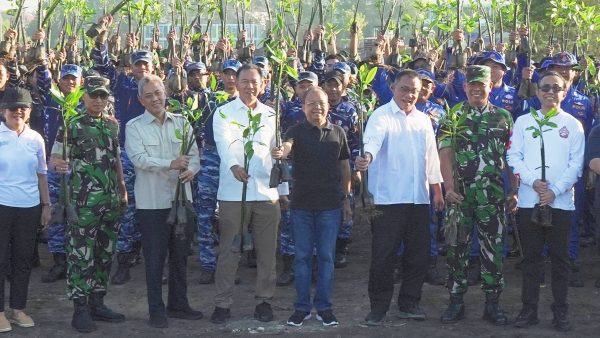 menteri-lh-dan-gubernur-koster-tanam-mangrove-perkuat-komitmen-bali-hadapi-perubahan-iklim