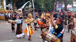 Nakula-Sadewa Gaungkan Harmoni, Buka Spektakuler Pawai Budaya HUT ke-386 Kota Amlapura