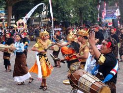 Nakula-Sadewa Gaungkan Harmoni, Buka Spektakuler Pawai Budaya HUT ke-386 Kota Amlapura